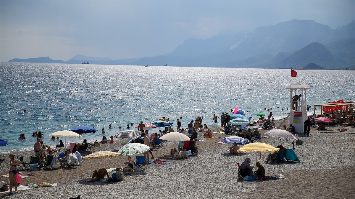 Antalya sahillerinde yoğunluk sürüyor