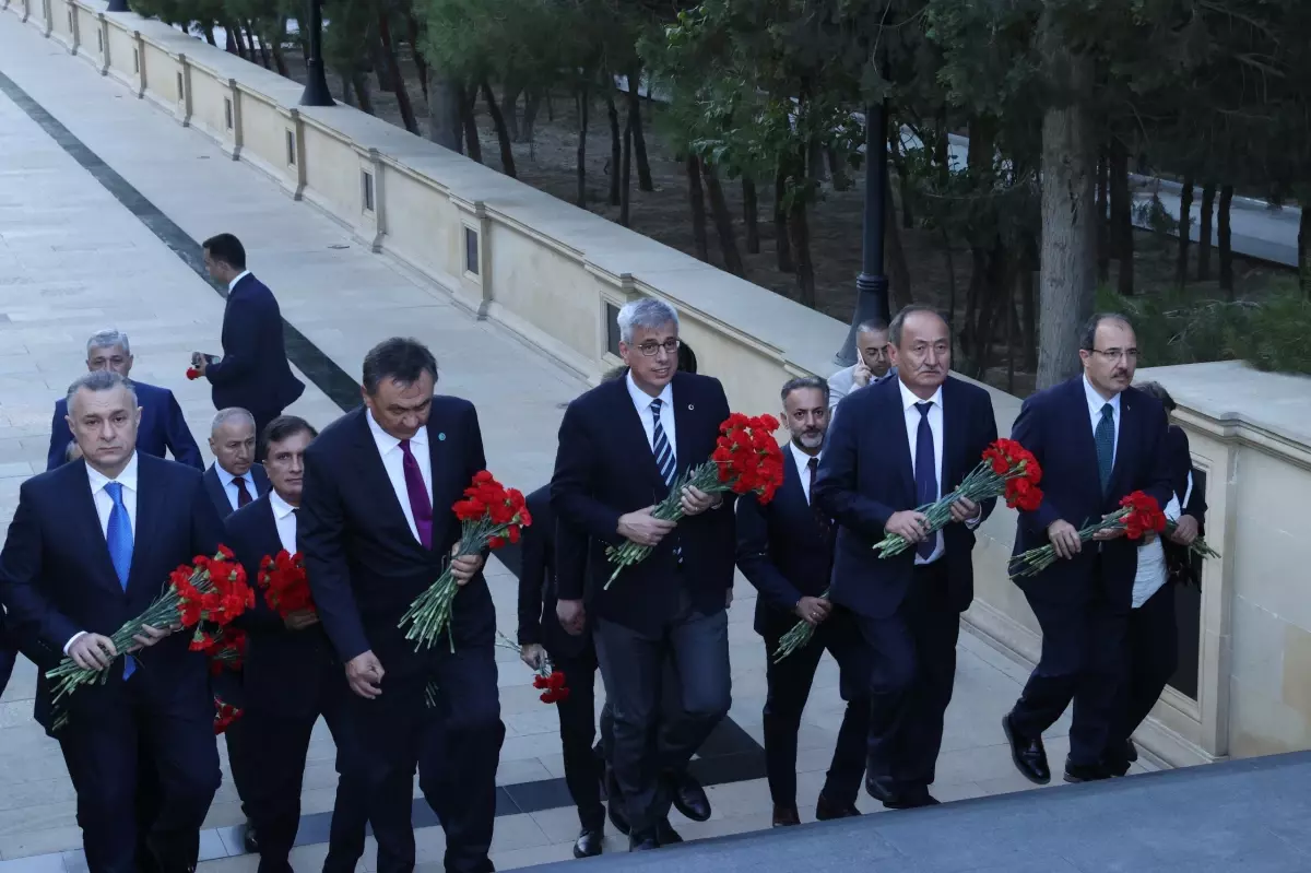 Sağlık Bakanı Kemal Memişoğlu, Bakü’de şehitlikleri ziyaret etti