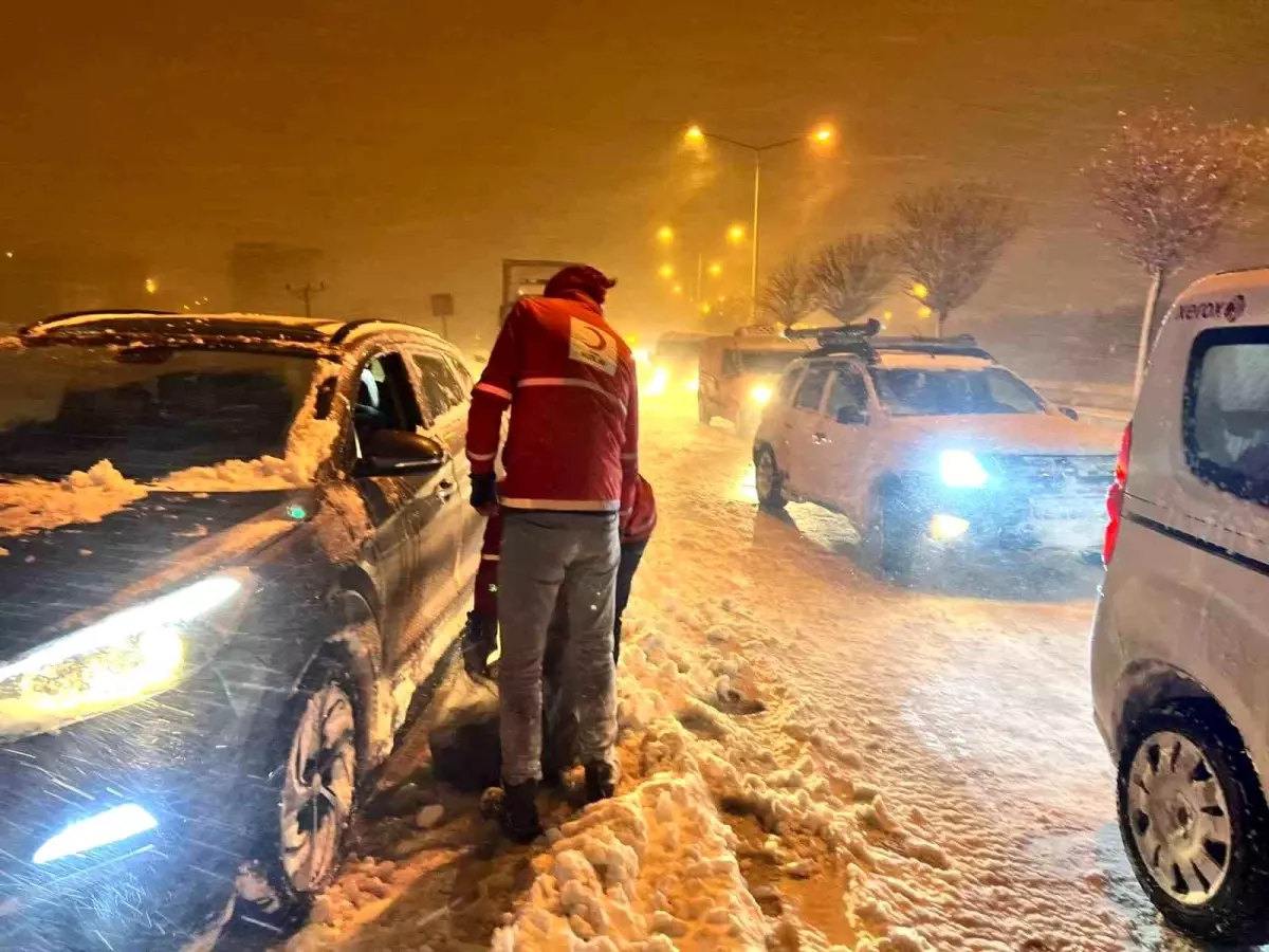 Erzurum’da Kızılay’dan Kar Yağışı Yardımı