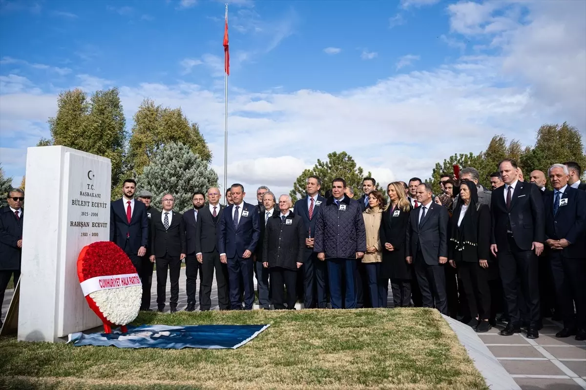 Özgür Özel, Bülent Ecevit’i Anma Töreninde CHP’yi İktidar Hedefiyle Anımsadı