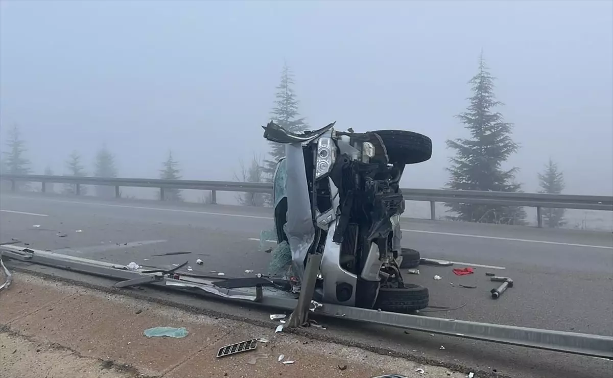 Afyonkarahisar’da Kamyonet Devrildi: 4 Yaralı