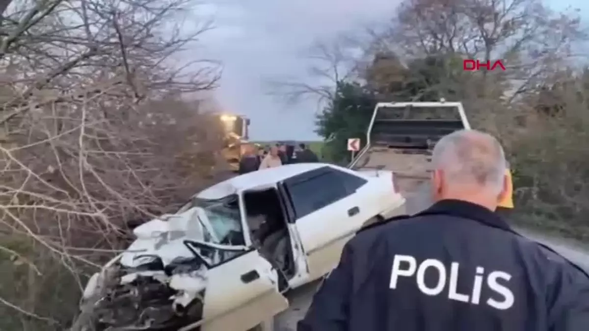 Sakarya’da Otomobil ve Kamyon Kafa Kafaya Çarpıştı: Anne ve Oğlu Hayatını Kaybetti